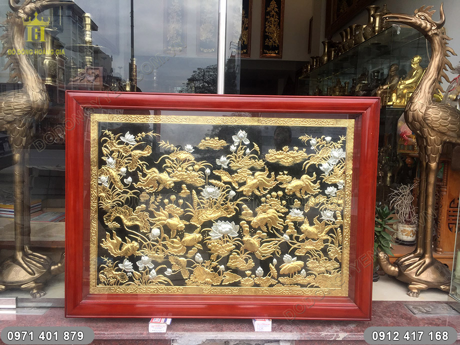 tranh c&aacute; ch&eacute;p hoa sen mạ v&agrave;ng